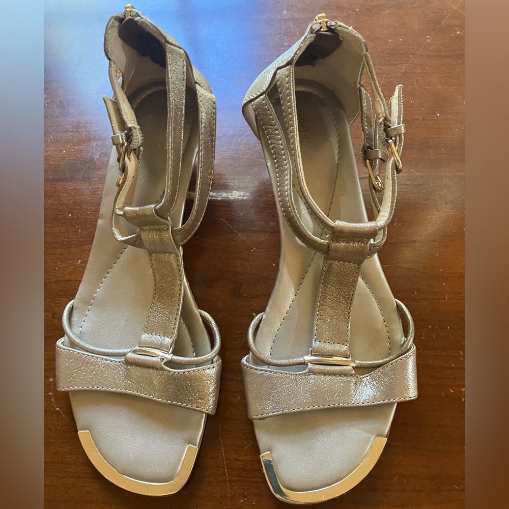 ISOLA LEATHER SANDLE PEWTER COLOR WITH GOLD DETAILS SIZE 8